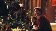 Een moeder en zoon zitten voor de kerstboom in love actually