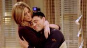 Joey en Rachel uit Friends geven elkaar een knuffel