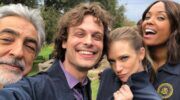 De cast van criminal minds poseert voor een selfie.