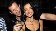 Callum Turner en Dua Lipa op een feestje