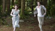 Vrouw en man rennen door het bos. Afbeelding uit Twilight.