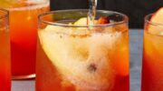 Een glas Apple Cider Spritz dat word ingeschonken