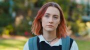 Christine uit de film Ladybird is aan het wandelen