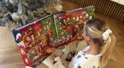 Vrouw opent adventskalender voor haar kerstboom.