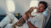 Charles Leclerc knuffelt zijn hond in het vliegtuig.