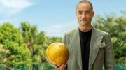 Presentator Valerio staat met een gouden bal in zijn hand voor het nieuwe seizoen van Paradise Hotel.