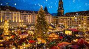 Besneeuwde kerstmarkt in Dresden, Duitsland.