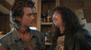 Eddie en Steve kijken naar elkaar in Stranger Things.