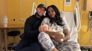 Foto van Vonneke Bonneke en haar man Davino in het ziekenhuis. Ze is bevallen van haar tweede zoontje.