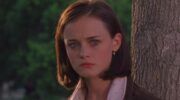 Rory uit Gilmore Girls kijkt verdrietig.