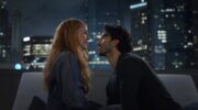 Blake Lively en Justin Baldoni kijken elkaar verliefd aan. Scene uit de film: It Ends With Us.