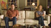 Scène uit The Break-Up. Jennifer Aniston en Vince Vaughn kijken boos voor zich uit. Ze zitten ver uit elkaar op de bank.