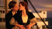 Jack en Rose in elkaars armen op de Titanic.