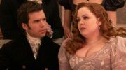 Colin en Penelope uit Bridgerton zitten naast elkaar.