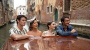 Emily, Mindy, Marcello en Nico staan op een gondel in Venetië.