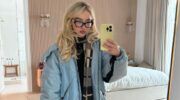 Sabrina Carpenter poseert voor een selfie.