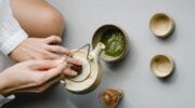 Een vrouw bereidt matcha voor.