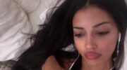 Cindy Kimberly luistert naar muziek in bed.