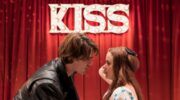 Een jongen en een meisje in The Kissing Booth.