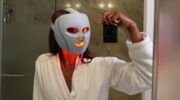 Vrouw met LED-gezichtsmasker.
