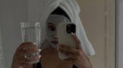 Vrouw met skincare masker