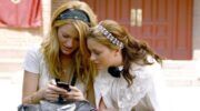 Foto van Leighton Meester en Blake Lively in de serie Gossip Girl.