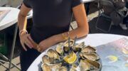 Antoon eet oesters met mysterieuze brunette.