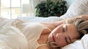 Influencer Brookie Yancey ligt in bed en slaapt.