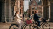 Meiden die op de fiets zitten.