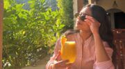 Vrouw met fruitdrankje.