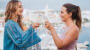 Christina Wolfe en Leighton Meester in The Weekend Away.