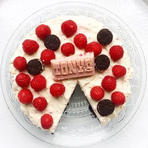 Illustratie voor: In 5 makkelijke stappen maakt jij goddelijke Oreo Tony’s Chocolonely frambozen cheesecake