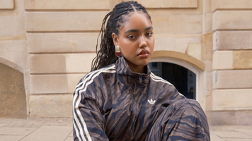 Een influencer draagt een item van de Adidas x ASOS- collectie