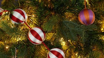 Deze kerstversiering van Karwei lijkt sprekend op die van Anna + Nina (maar is v&eacute;&eacute;l goedkoper)