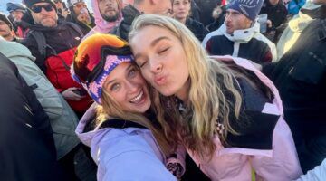 Selfie van twee vriendinnen tijdens wintersport.