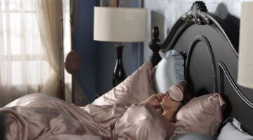 Blair uit Gossip Girl ligt in bed met een slaapmasker.
