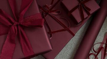 Verschillende cadeaus met rood inpakpapier.