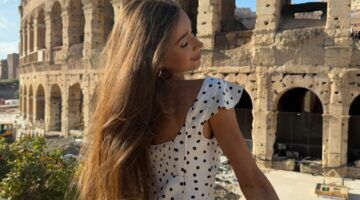 Een vrouw met mooi lang haar en een mooie haarkleur poseert voor een foto.