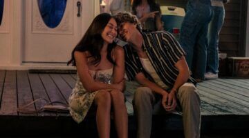 Jeremiah leunt op Belly in The Summer I Turned Pretty.