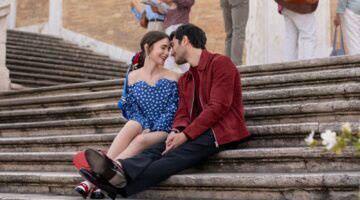Een koppel zit samen op de Spaanse Trappen in Rome.