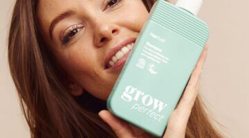 Een vrouw houdt sulfaatvrije shampoo vast.