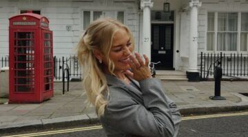 Lachende vrouw op een Londonse straat.