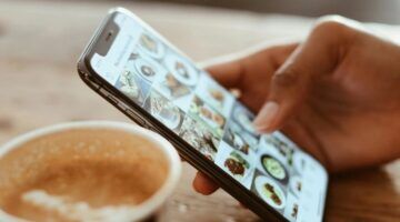 Iemand die op Instagram scrollt.