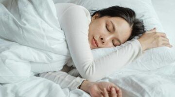 Vrouw slaapt op haar linkerzij.
