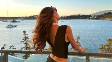 negin mirsalehi met een mooie zonsondergang