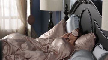 Scène uit Gossip Girl waar Blair in bed ligt.