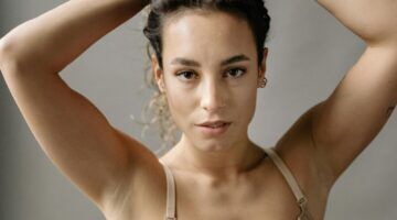 vrouw met armen omhoog