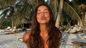 meisje doet duckface op het strand