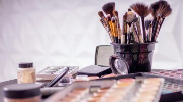 Make-up paletten en make-up kwasten.