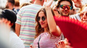 Een jonge vrouw danst op Mystic Garden.